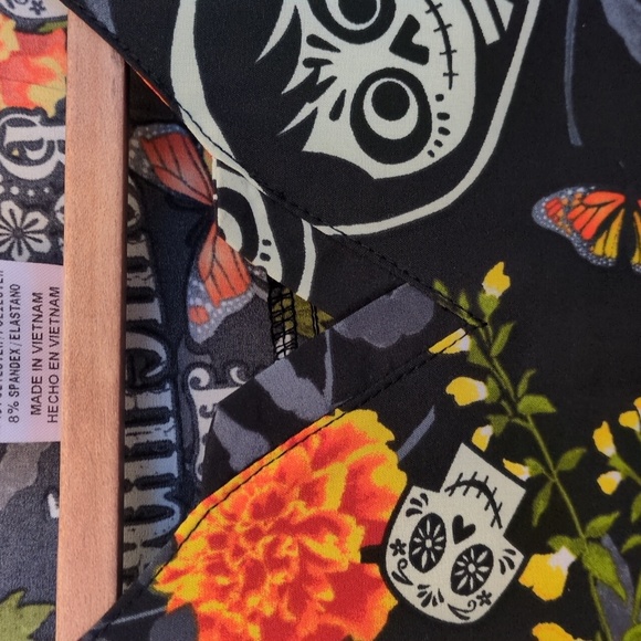 NWT Women's S Coco Scrub Top Tooniforms Disney Pixar Sugar Skull Floral Marigold - Picture 4 of 10